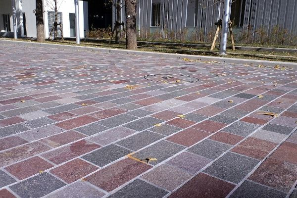 アルゼンチン斑岩_赤羽台団地_湘南ロックガーデン