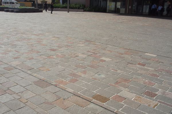 アルゼンチン斑岩_イトーヨーカドー前広場_湘南ロックガーデン