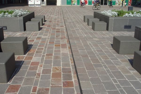 アルゼンチン斑岩_イトーヨーカドー前広場_湘南ロックガーデン