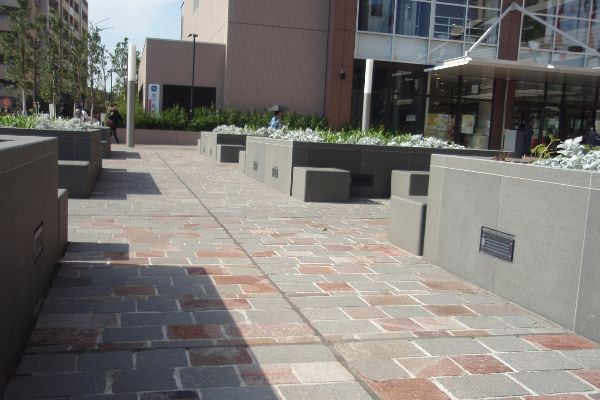 アルゼンチン斑岩_イトーヨーカドー前広場_湘南ロックガーデン