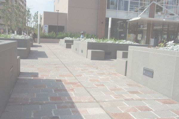 アルゼンチン斑岩_イトーヨーカドー前広場_湘南ロックガーデン