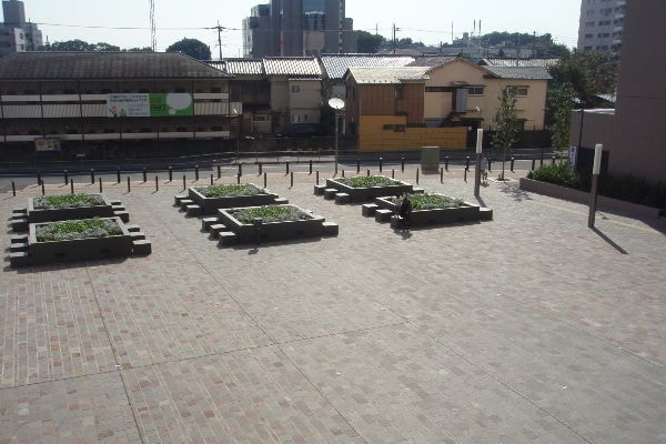 アルゼンチン斑岩_イトーヨーカドー前広場_湘南ロックガーデン