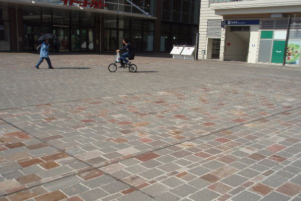 アルゼンチン斑岩_イトーヨーカドー前広場_湘南ロックガーデン