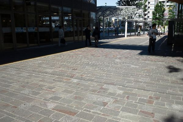 アルゼンチン斑岩_イトーヨーカドー前広場_湘南ロックガーデン