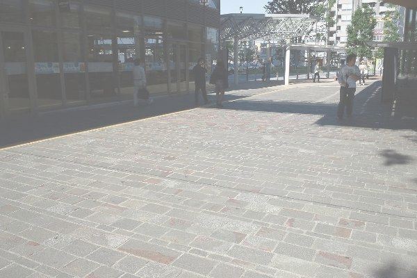 アルゼンチン斑岩_イトーヨーカドー前広場_湘南ロックガーデン