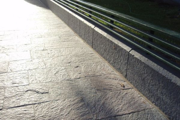 アルゼンチン斑岩_腰壁_湘南ロックガーデン