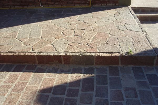 アルゼンチン斑岩_腰壁_湘南ロックガーデン