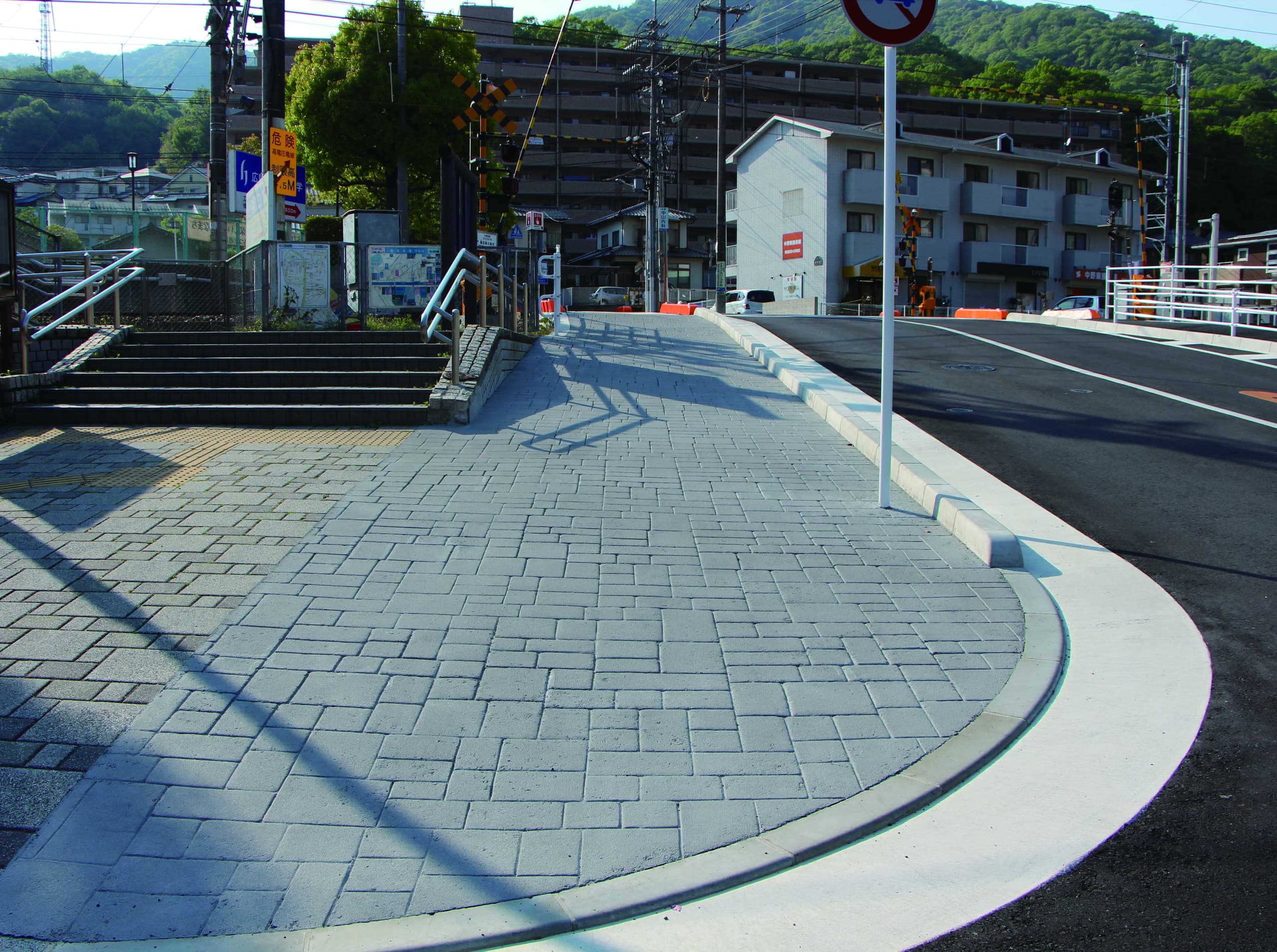 アースタンプ 型押しアスファルト工法による施工事例_歩道5