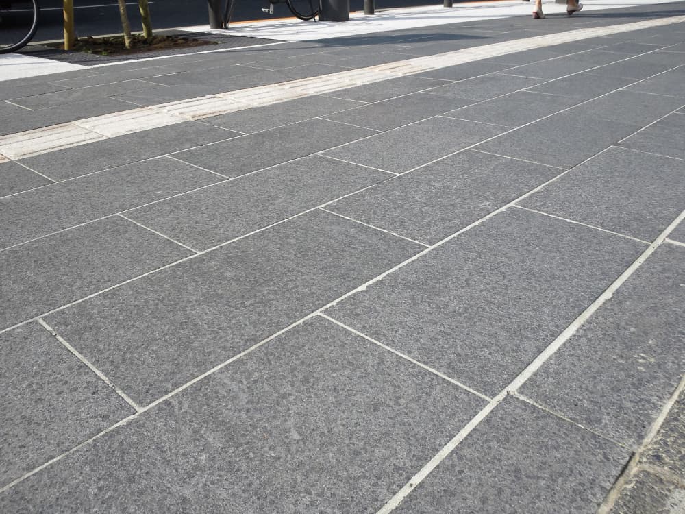 黒御影石　石舗装_アースロック