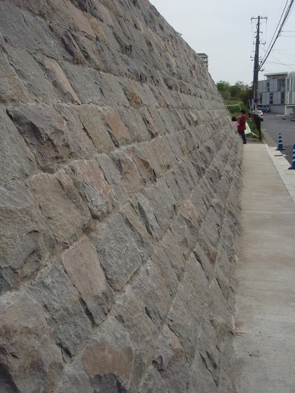 小松石（布積み）斜側面_湘南ロックガーデン