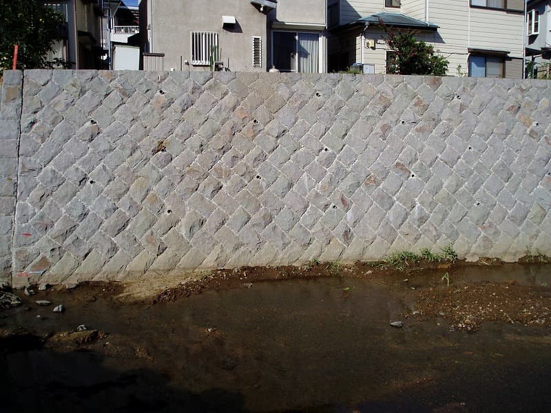 小松石（谷積み）正面_湘南ロックガーデン