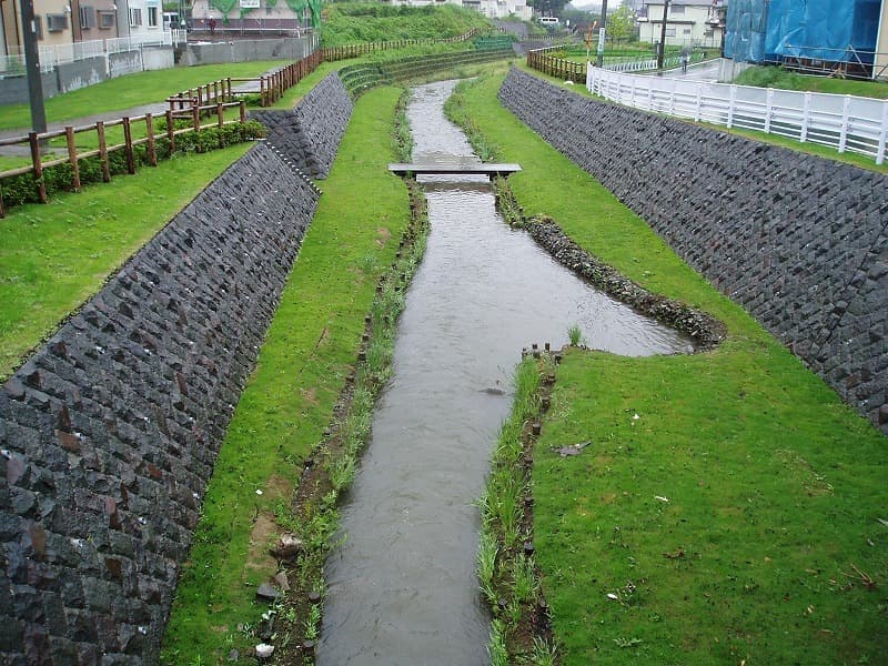小松石（谷積み）斜側面_湘南ロックガーデン