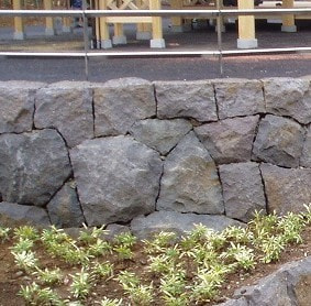 男鹿石（正面）_湘南ロックガーデン