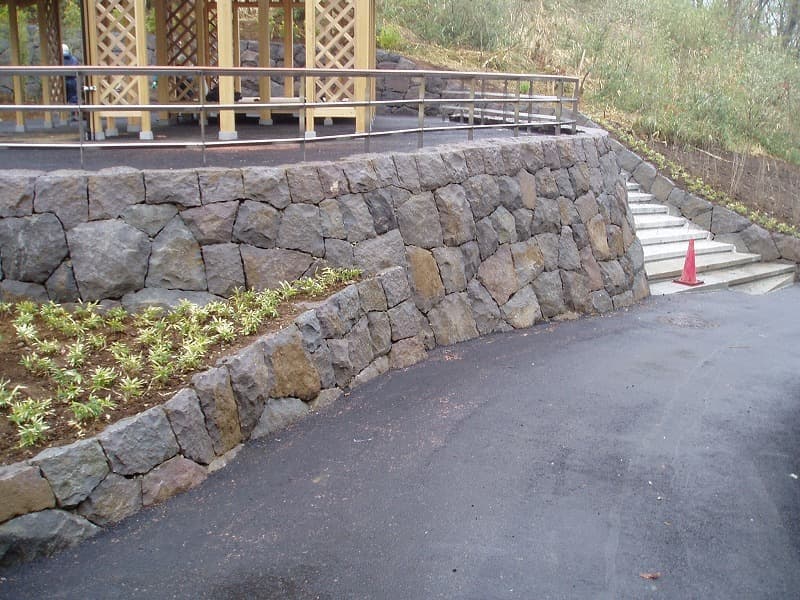 男鹿石（斜め側面）_湘南ロックガーデン